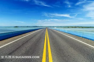 色彩对比强烈的高速公路风景