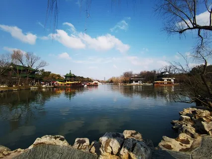 苏州廋西湖一角蓝天白云建筑倒影