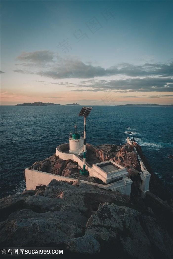 海边石头上的建筑