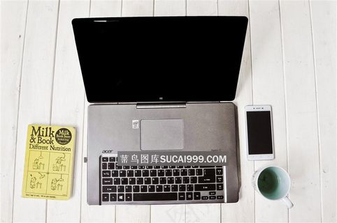 白色桌面上的工作笔记本