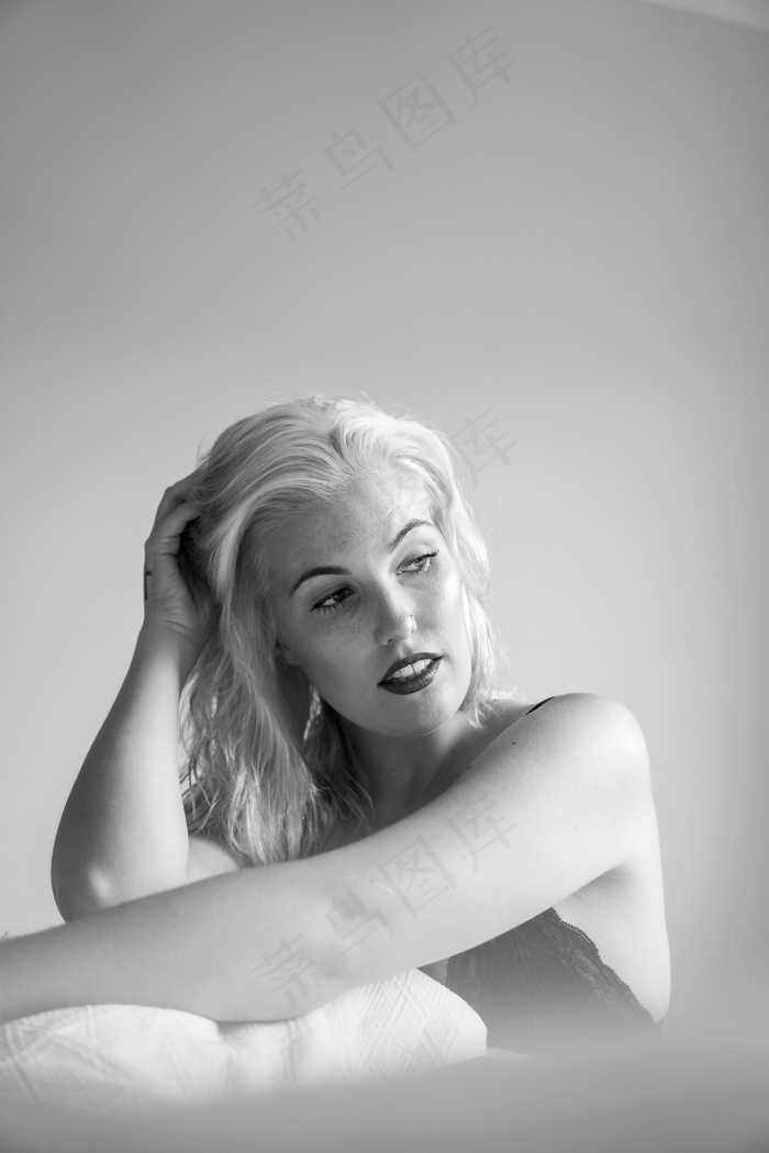 美女少妇人体黑白图片