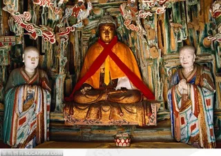 传统佛像-和尚和镀金的佛像