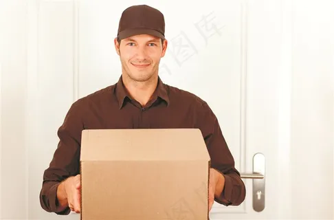 拿着纸箱的快递员高清图片