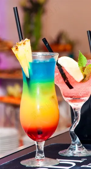 自制的彩色鸡尾酒