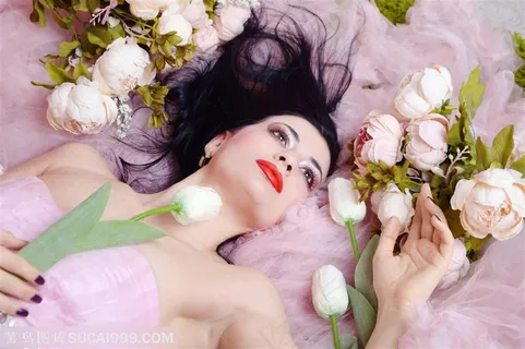 唯美躺着的婚纱照图片 唯美躺着的婚纱照图片
