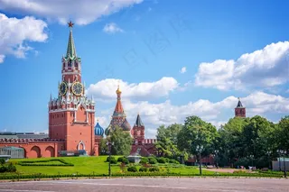 云朵下的美丽景色