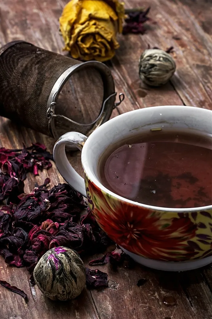 木桌子上的干花跟一杯花茶