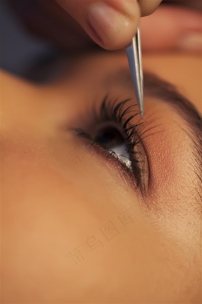 修眉的时尚女性图片