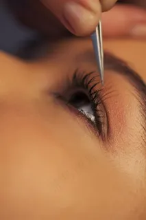 修眉的时尚女性图片