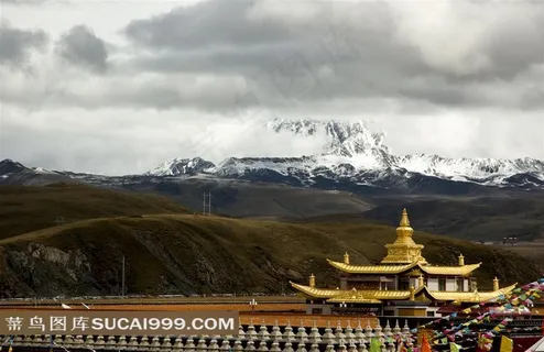 云雾缭绕的雪山和金光闪闪的木雅金塔图片 云雾缭绕的雪山和金光闪闪的木雅金塔图片
