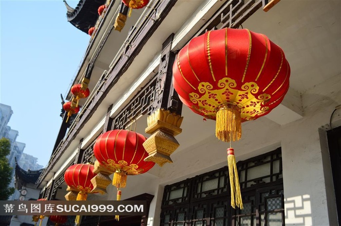 挂着红灯笼的古建筑
