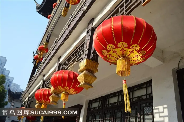 挂着红灯笼的古建筑