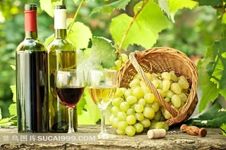 石板上的葡萄酒和葡萄果篮摄影图片