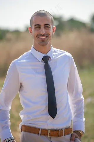 白色衬衫打领带帅哥图片