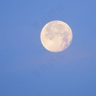 早晨日出时分的蓝天和月亮