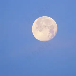 早晨日出时分的蓝天和月亮