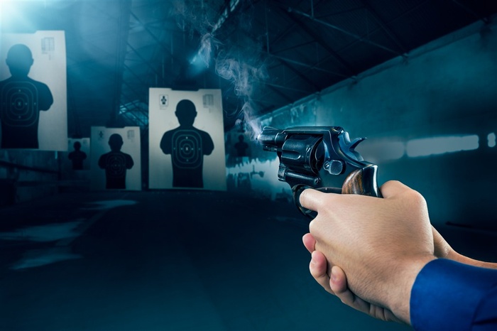 手枪持枪打靶射击