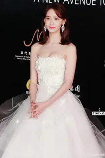 新闻发布会上的韩国美女明星林允儿露胸图片 新闻发布会上的韩国美女明星林允儿露胸图片