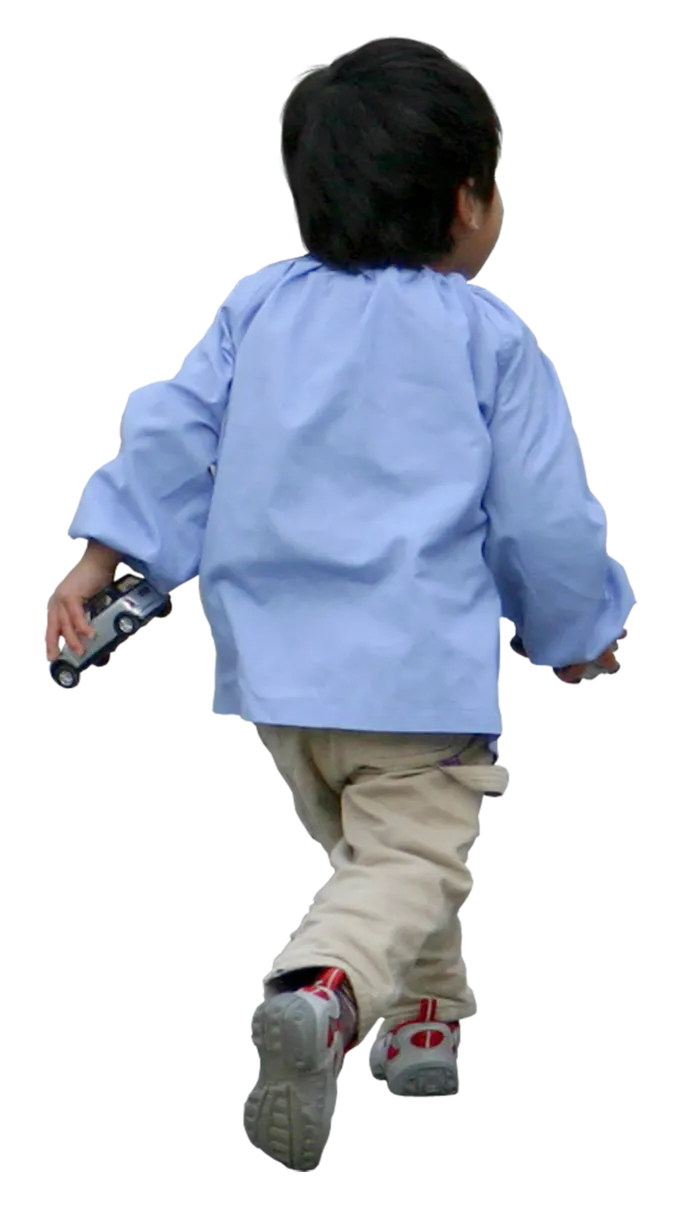 小孩子奔跑背影