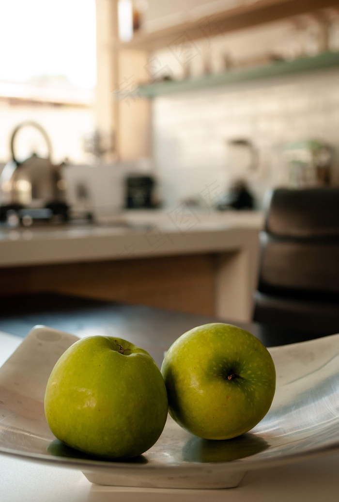 盘子里两个青苹果图片