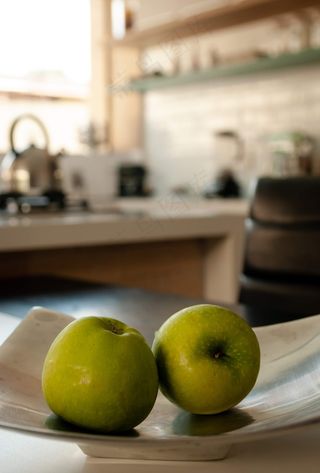 盘子里两个青苹果图片