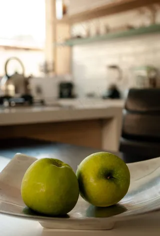 盘子里两个青苹果图片