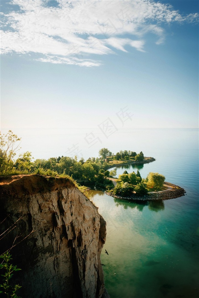 高清美丽的湖边悬崖风景图