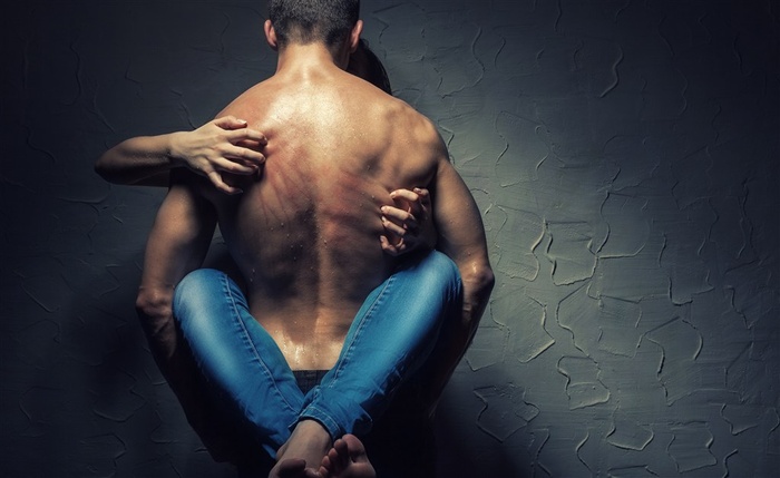 激情拥抱的夫妻高清图片