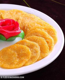 小吃玉米饼的美食图片