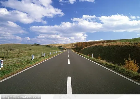 蓝天白云下的野地和水泥公路 蓝天白云下的野地和水泥公路