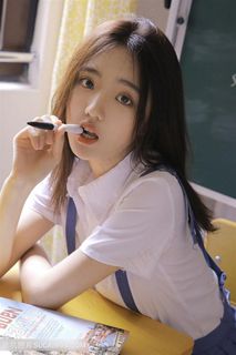咬着笔的清纯美女图片