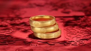 黄金首饰戒指红色背景