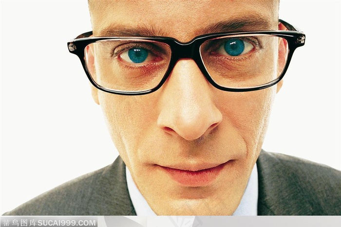 滑稽表情-穿灰色西装戴眼镜的外国光头男人面部特写