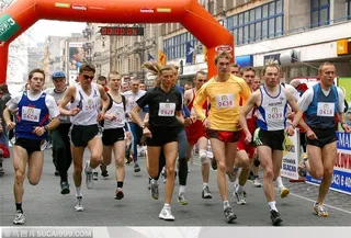 比赛运动-一起跑步的运动员