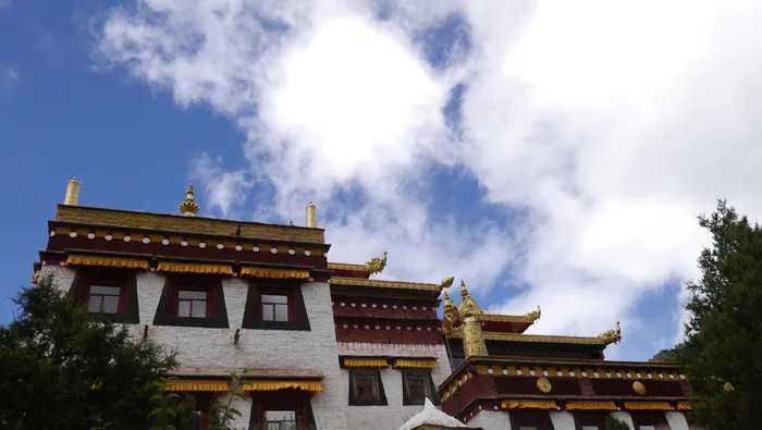 蓝天白云白墙红瓦寺庙