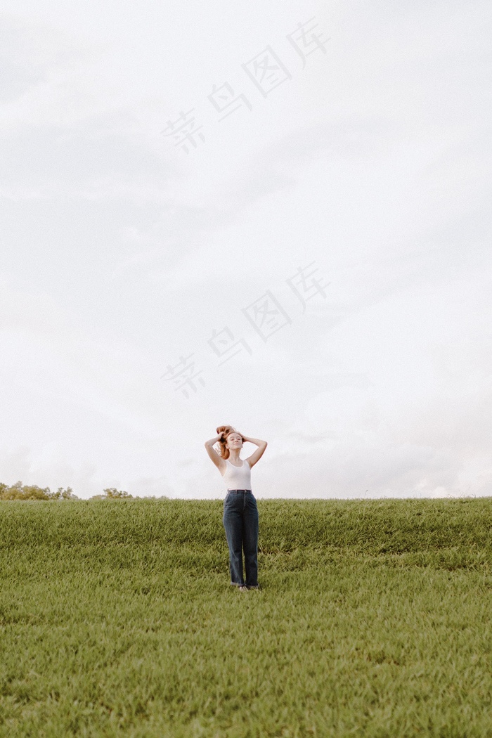 草地美女户外写真图片
