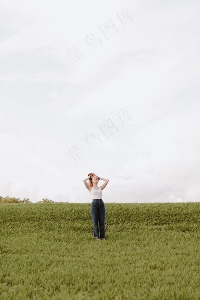 草地美女户外写真图片