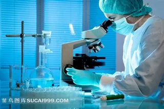 显微镜中观察的科技人员图片素材