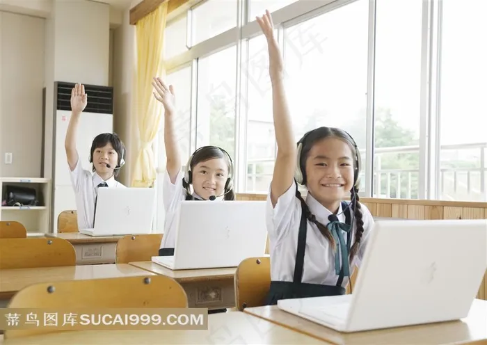 电脑学习的学生图片