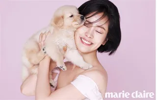 抱着小狗的女人