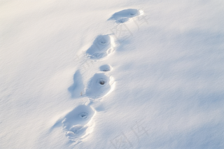 冬季雪地脚印白雪摄影图