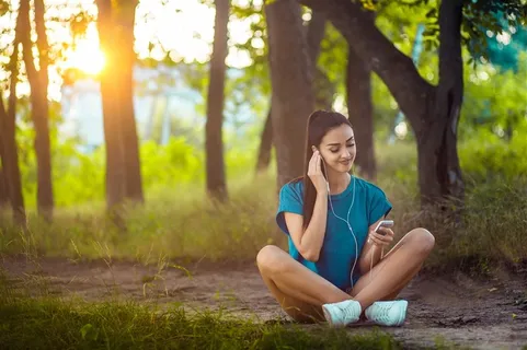 坐地上听音乐的美女图片 坐地上听音乐的美女图片