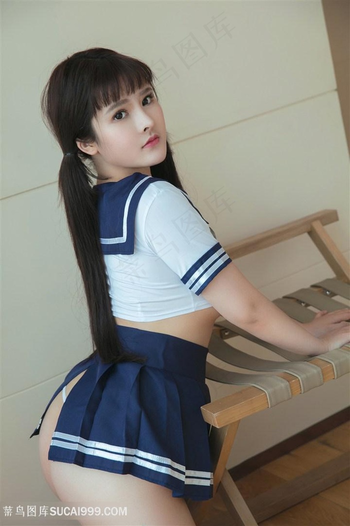 趴在椅子上的性感制服*美女图片