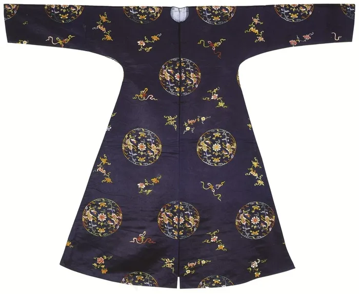 服装样式和花纹图案皇帝龙袍摄影图片