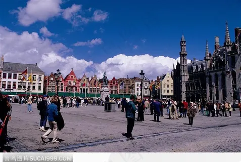 古堡广场人群旗帜白云