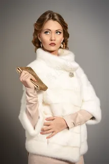 穿着白色毛皮衣服的美女高清图片 穿着白色毛皮衣服的美女高清图片