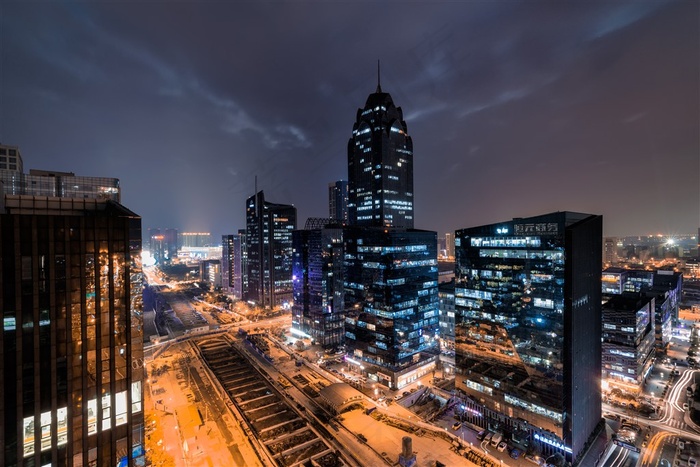 车水马龙的城市夜景