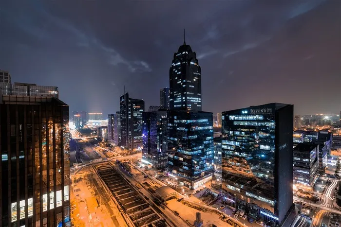 车水马龙的城市夜景