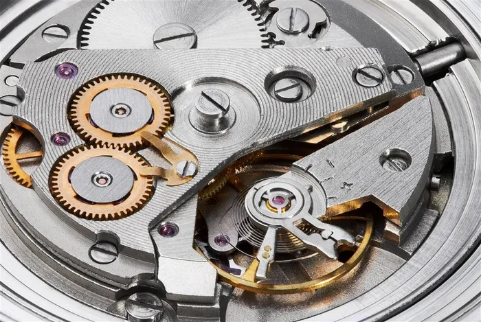 金属机械表盘细节特写高清图片