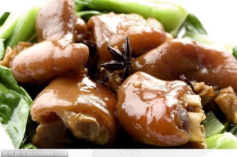 美味的卤味猪脚小白菜特写 美味的卤味猪脚小白菜特写